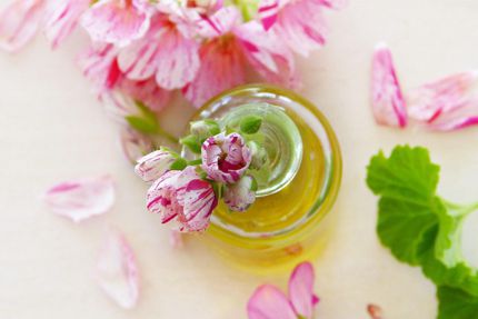 Eine Vase mit Geranienblüten