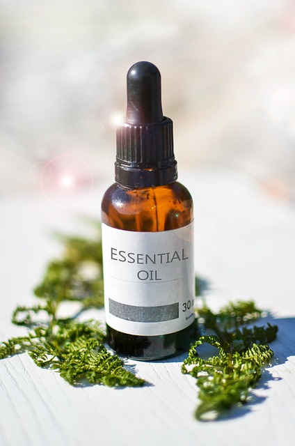 Eine Flasche mit der Beschriftung Essential Oil